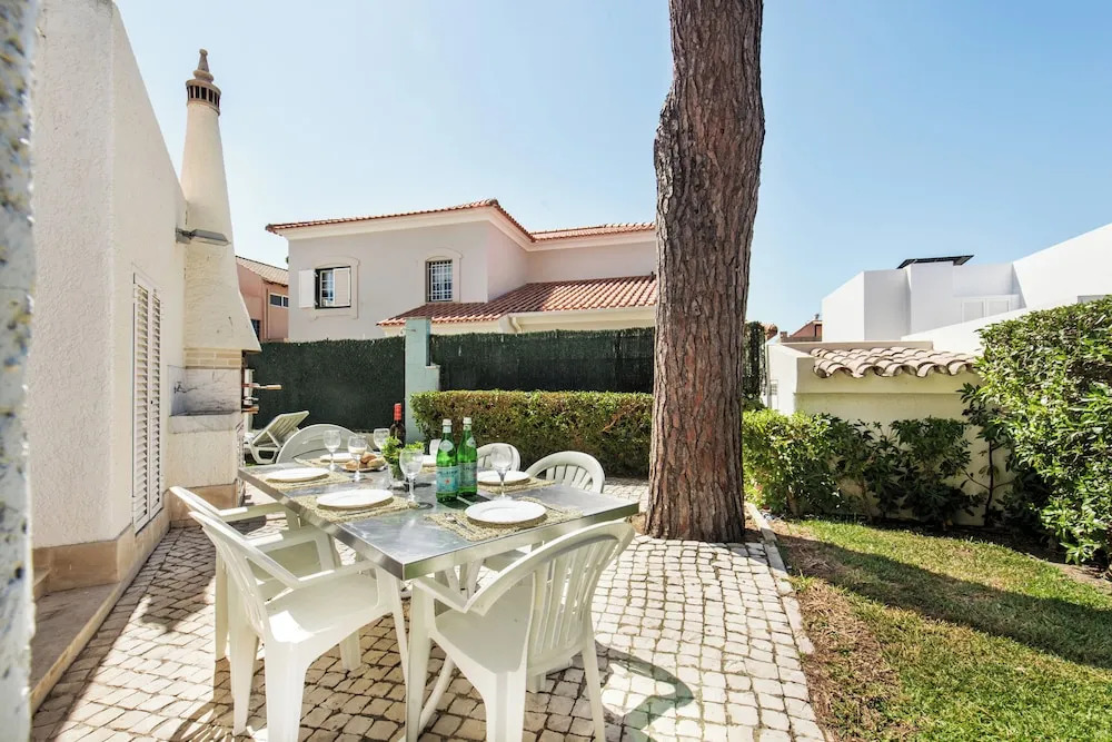 Residential cul-de-sac walking distance to centre, private pool, free AC wifi