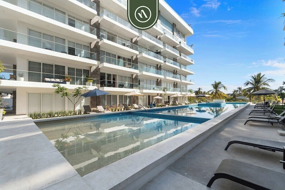 Tropical 2 BR Retreat - Close to the Beach - Pool