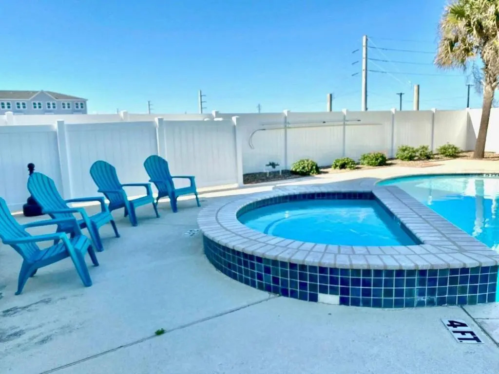 MC16 Multi-Level Condo, Shared Pool & Hot Tub, Close to Beach