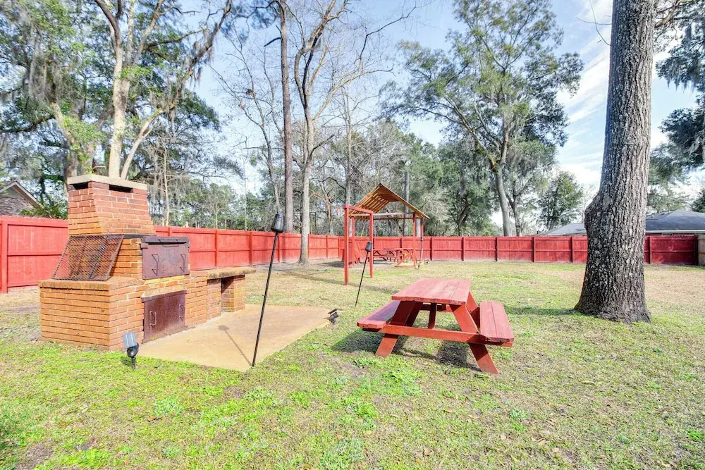 Pool + Gameroom: Family Fun Retreat in Hinesville!