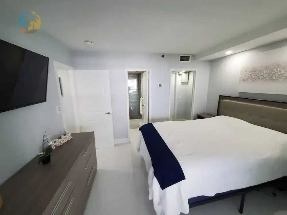 Alexander 1104 3 Bedroom Condo