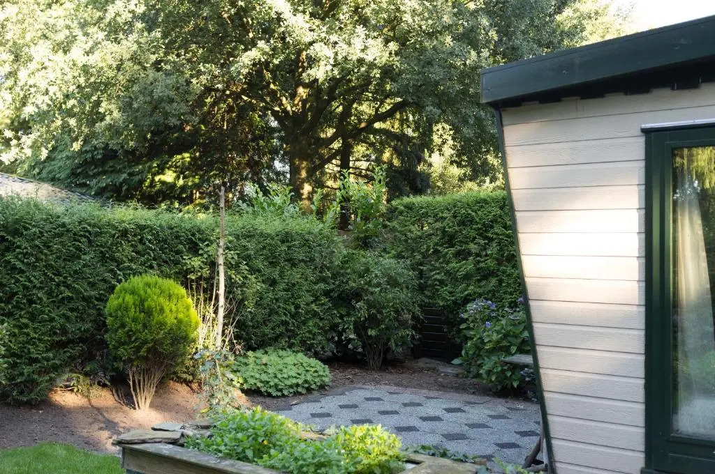 COZY & SPACIOUS PLACE ON A QUIET SPOT IN THE MIDDLE OF THE NETHERLANDS with free use of 2 womens and 2 mens bikes plus child seat