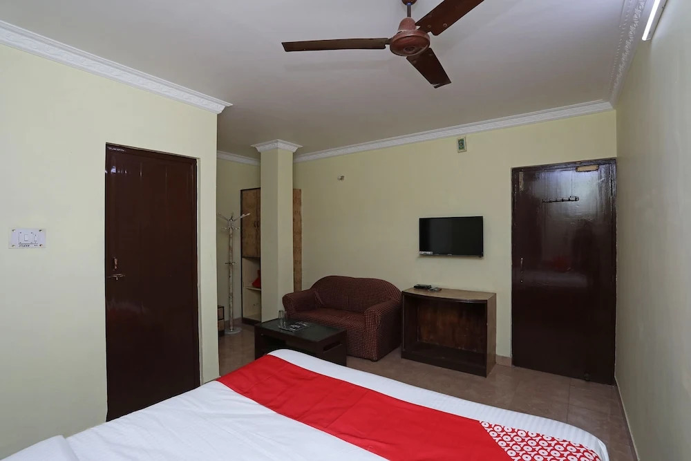 OYO 28355 Hotel Raj Mahal