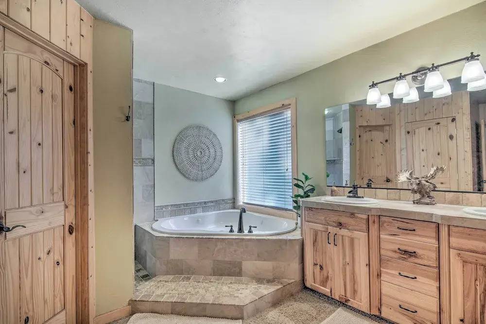Duck Creek Village Cabin: Hike, Ski, & Bike