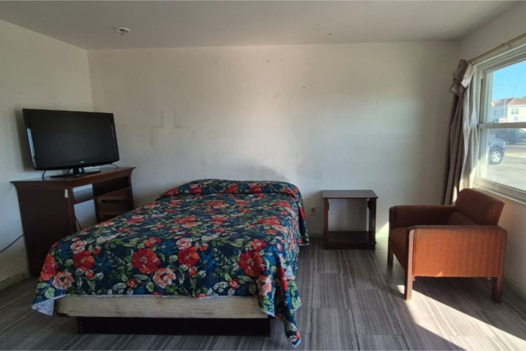 Base Motel By OYO South Tampa