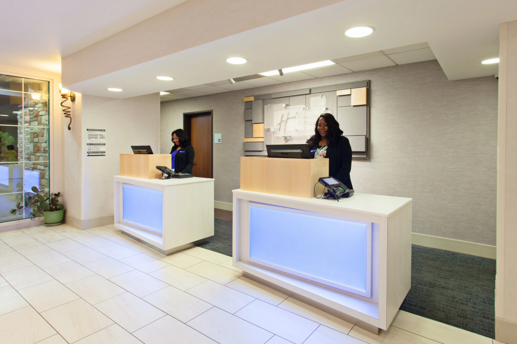 Holiday Inn Express & Suites Oakland - Airport by IHG