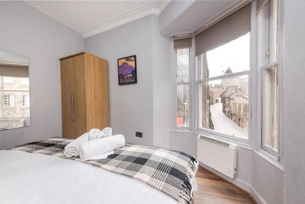 F&O Apartments - 1 bedroom Royal Mile apt Stunning castle view Sleeps 2