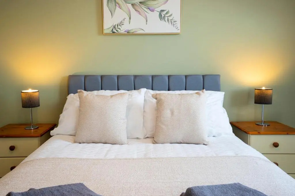 Bright & Modern 4 Bedroom Townhouse