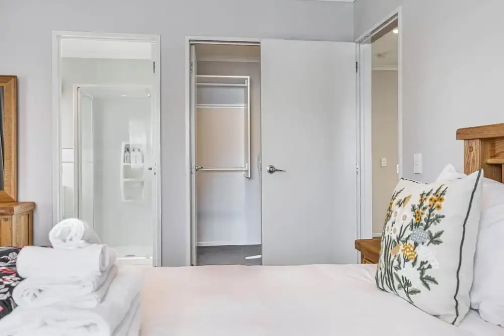 Comfy 4BR Home w Mt Wellington View Zodiak Stays