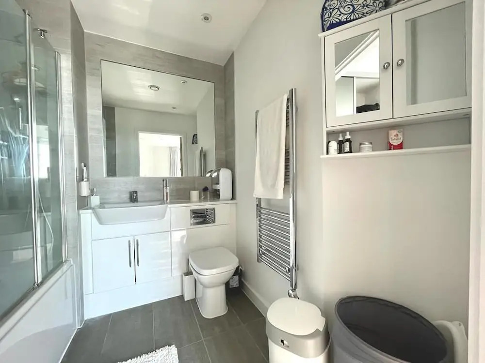Stylish 1-Bedroom Apt with Stunning London Views