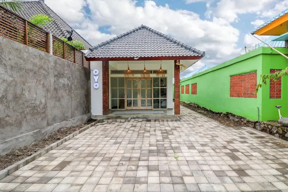 Uma Menuh Surf House