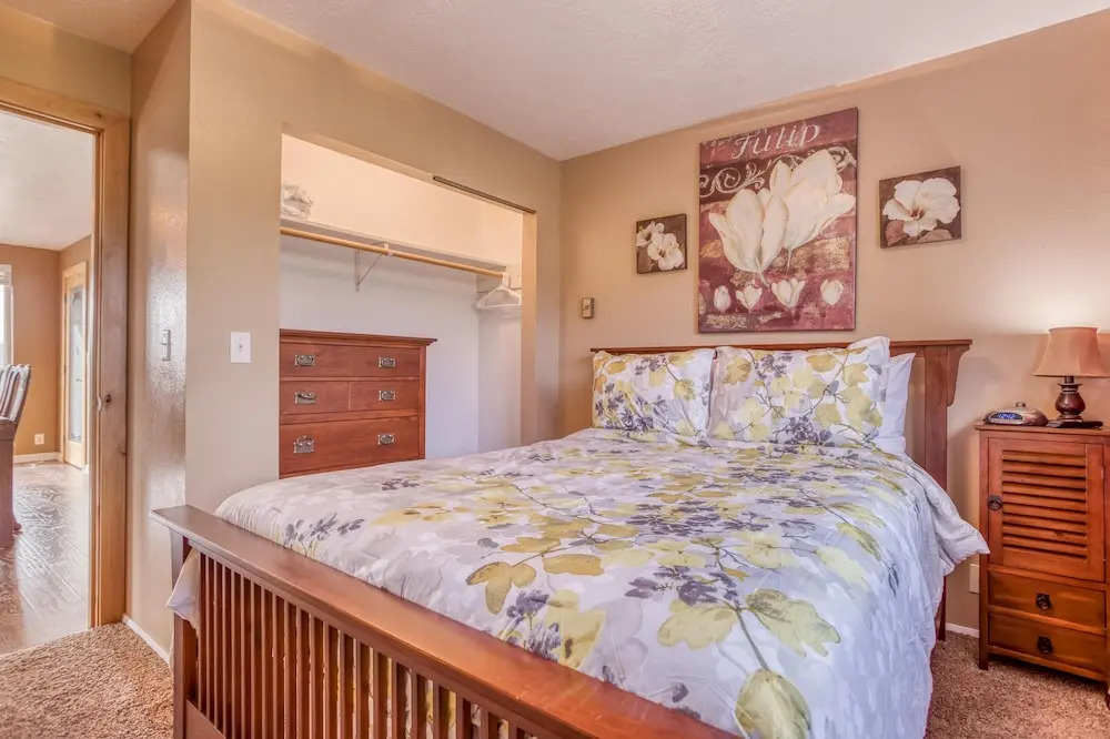 Charming Bungalow with Game Room and Scenic Views - Delightful Coastal Retreat