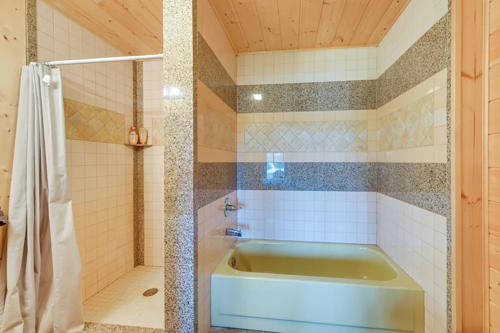 Spacious Soldotna Home w/ Mackey Lake Views