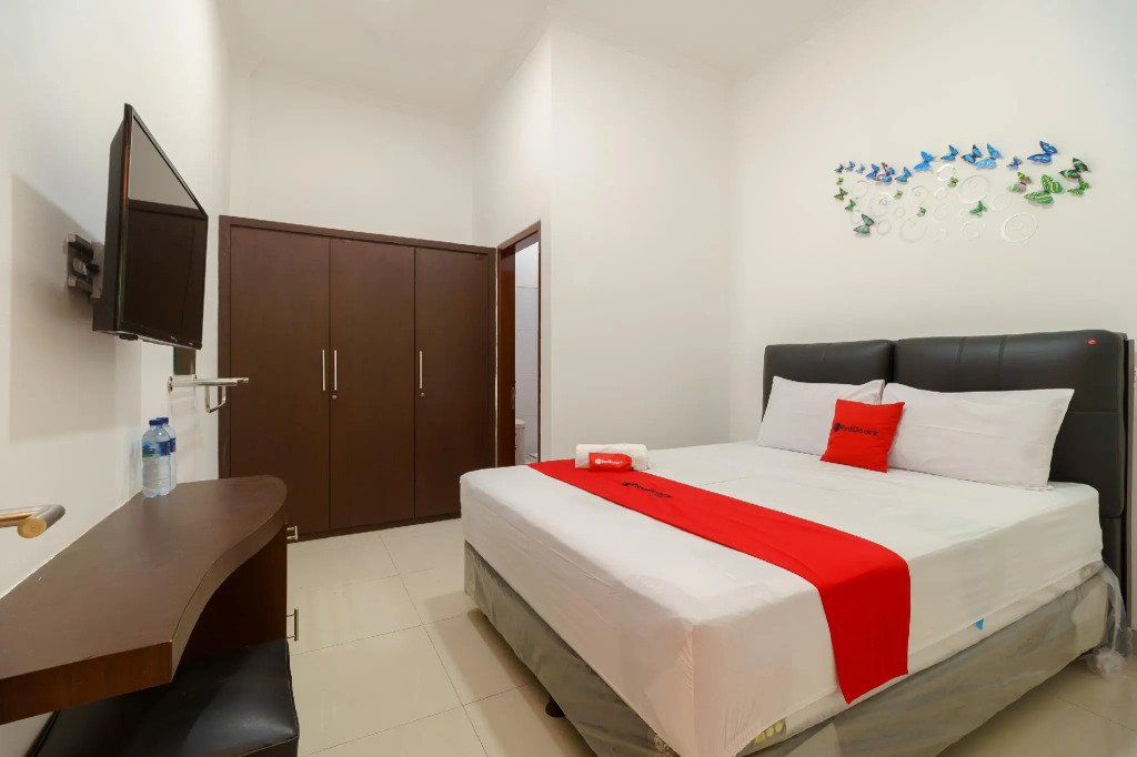 RedDoorz near Kejaksan Station Cirebon 2