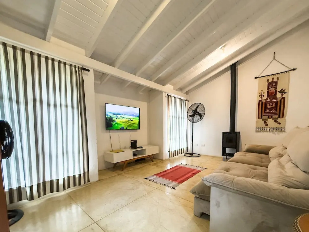 Casa na Granja Viana em frente à reserva ambiental