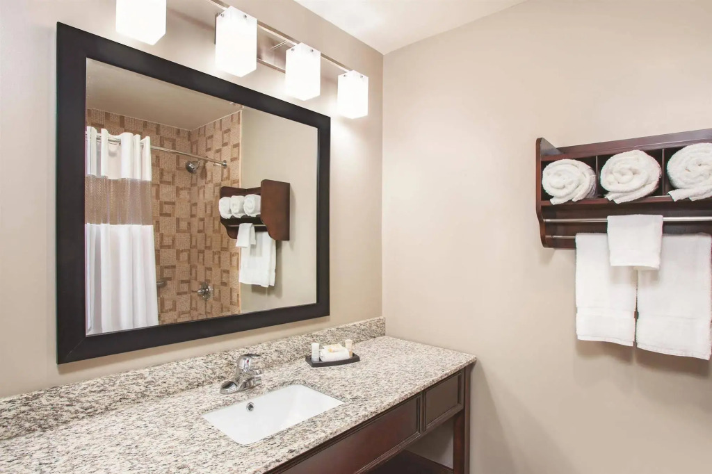 La Quinta Inn & Suites Far Rockaway - JFK Airport