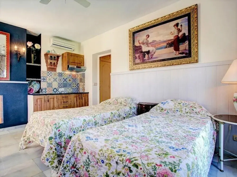 Romantic Puerto Banus Villa, Sea Mountain Views