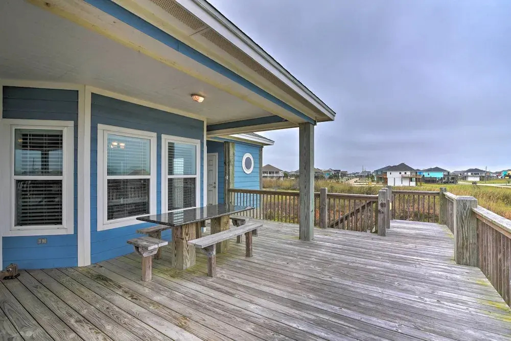 Walk to Beach: Coastal Home in Port Bolivar!