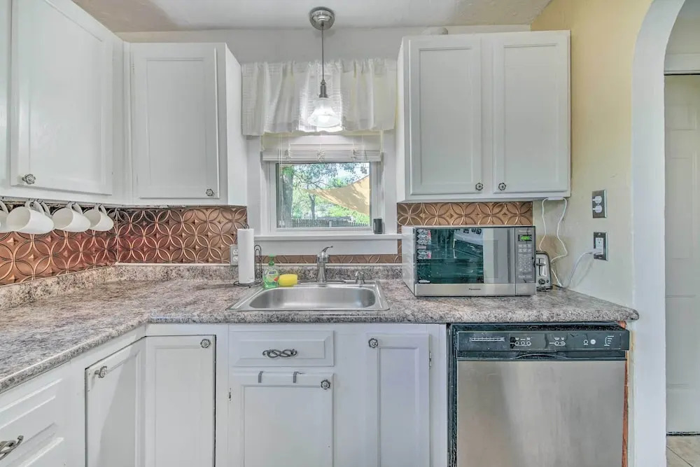 Historic Branson Cottage: 7 Mi to Table Rock Lake!