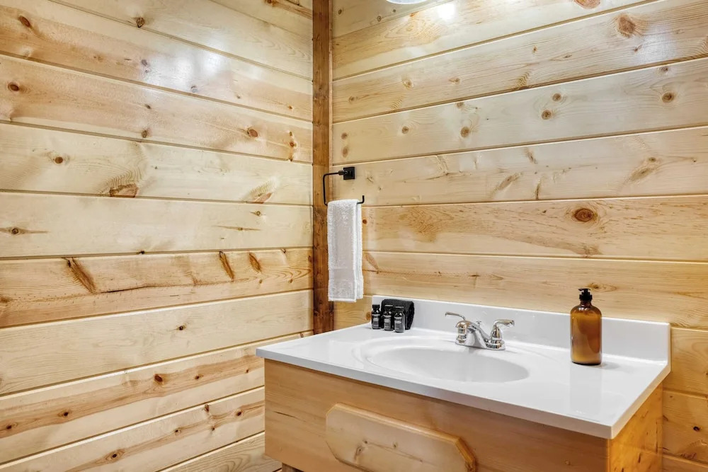 Wilder by Avantstay Group Retreat Pool + Hot Tub + Views Near Pigeon Forge Sleeps 24