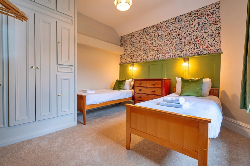 Holiday Home in Heart of Tideswell, No Deposit