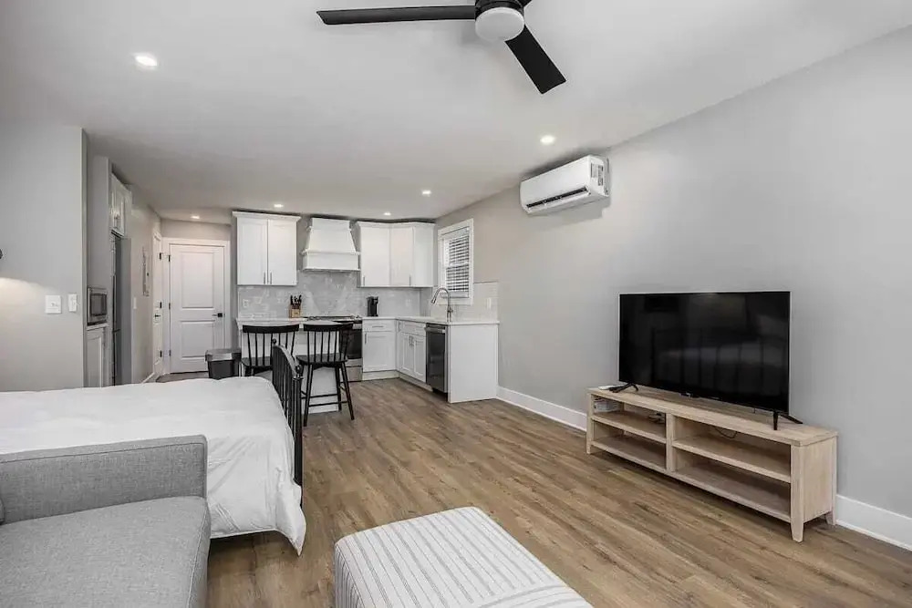 The Nomad: 4 1brs, 2 Studios 24-guest Retreat
