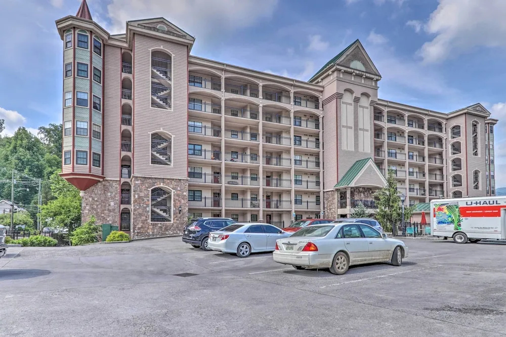 Gatlinburg Condo ~ 2 Mi to Smoky Mountains!