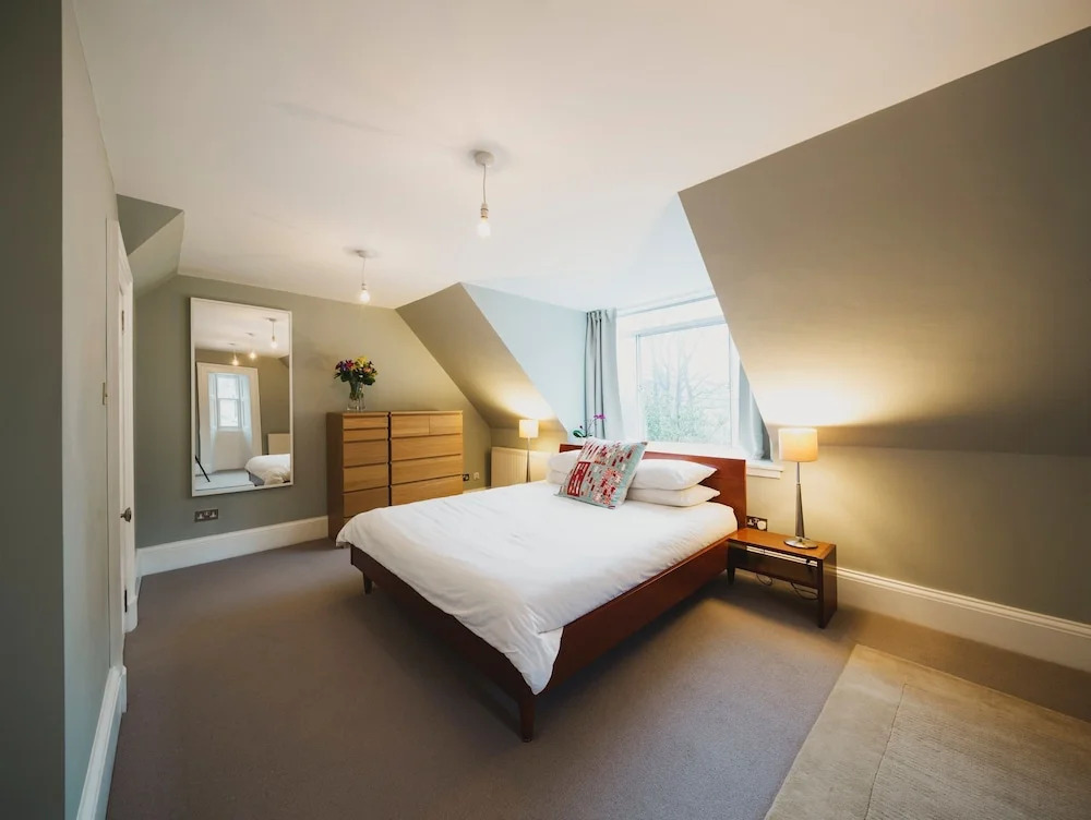Beautiful 3 Bedroom Georgian Townhouse With Parking