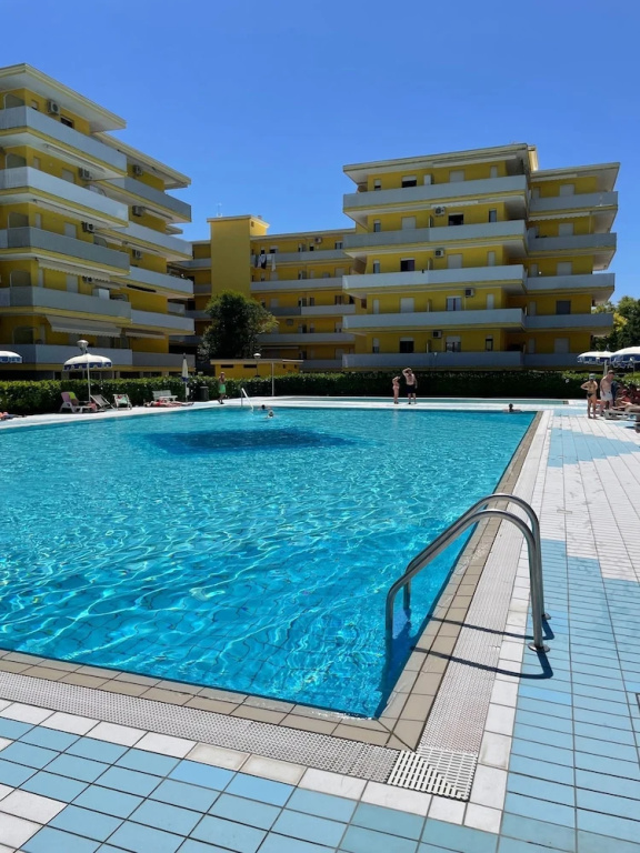Spacious Apartment With Pool Access