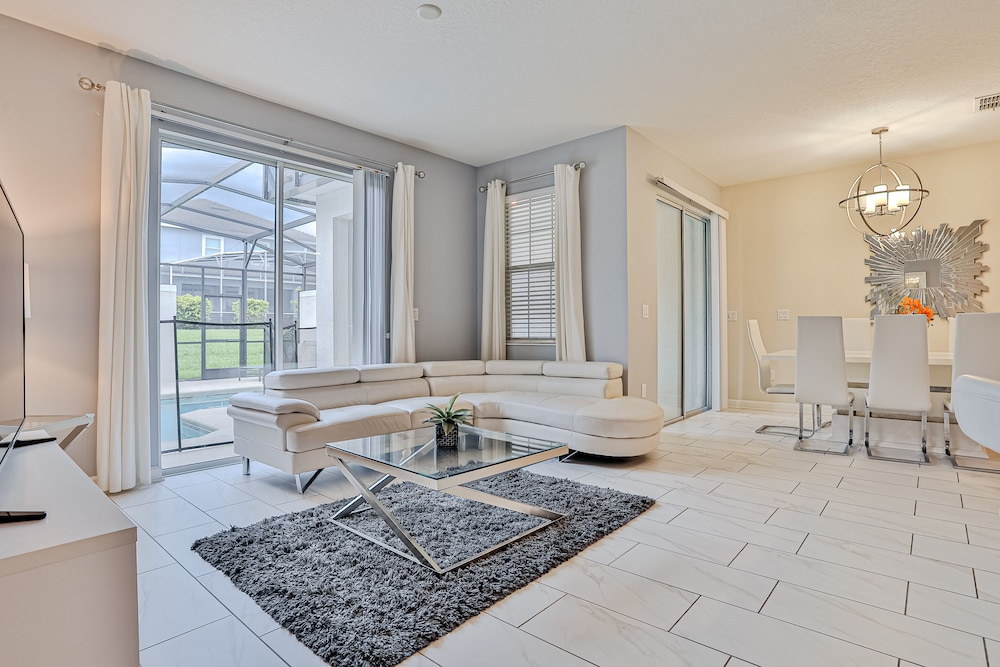 Modern Townhome With Private Pool, hot Tub, Central AC, and Private Washer/dryer