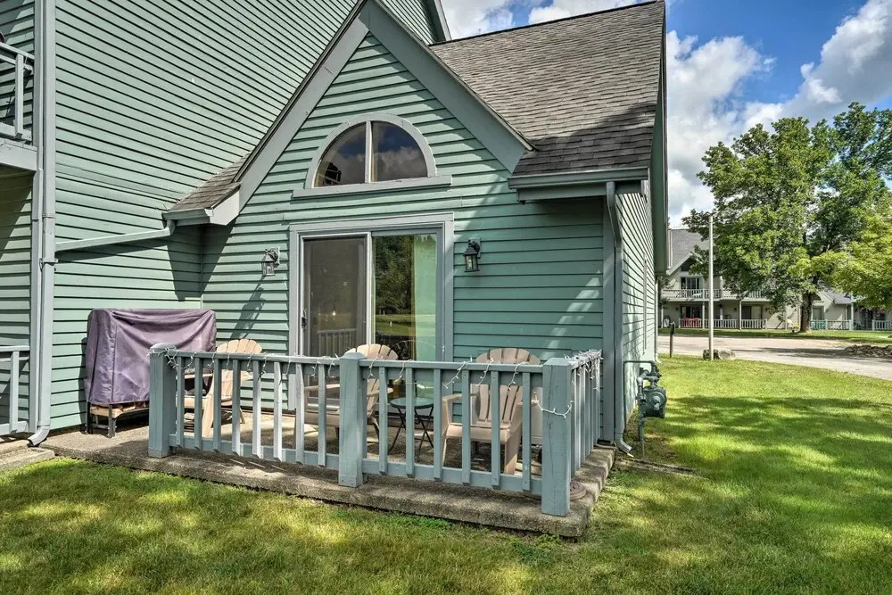 Townhome w/ Fireplace - Walk to Chairlift!