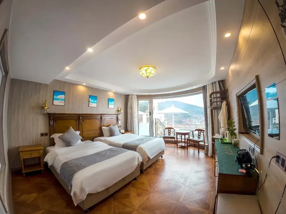 Laoshan Swan Castle Vacation Garden B&B