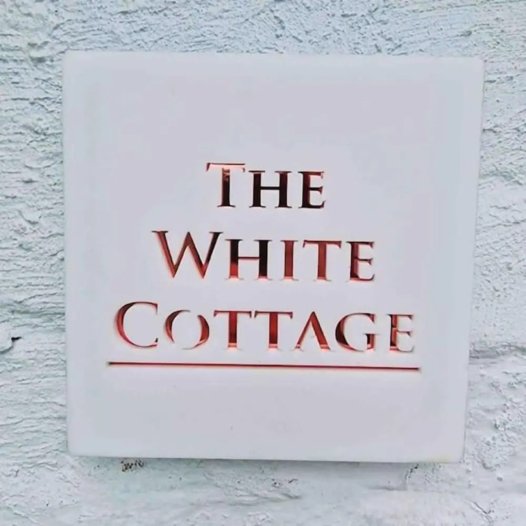 The WhiteCottage at Gildridge wd Hot Tub