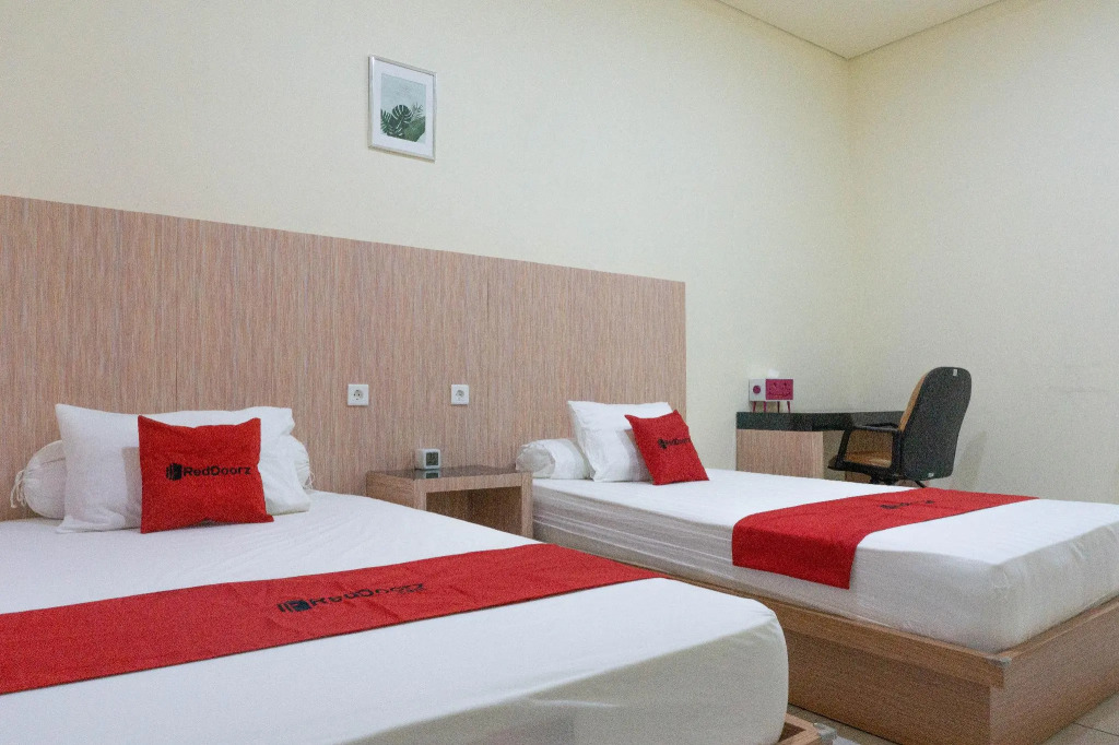 RedDoorz Syariah near Sultan Muhammad Kaharuddin Airport