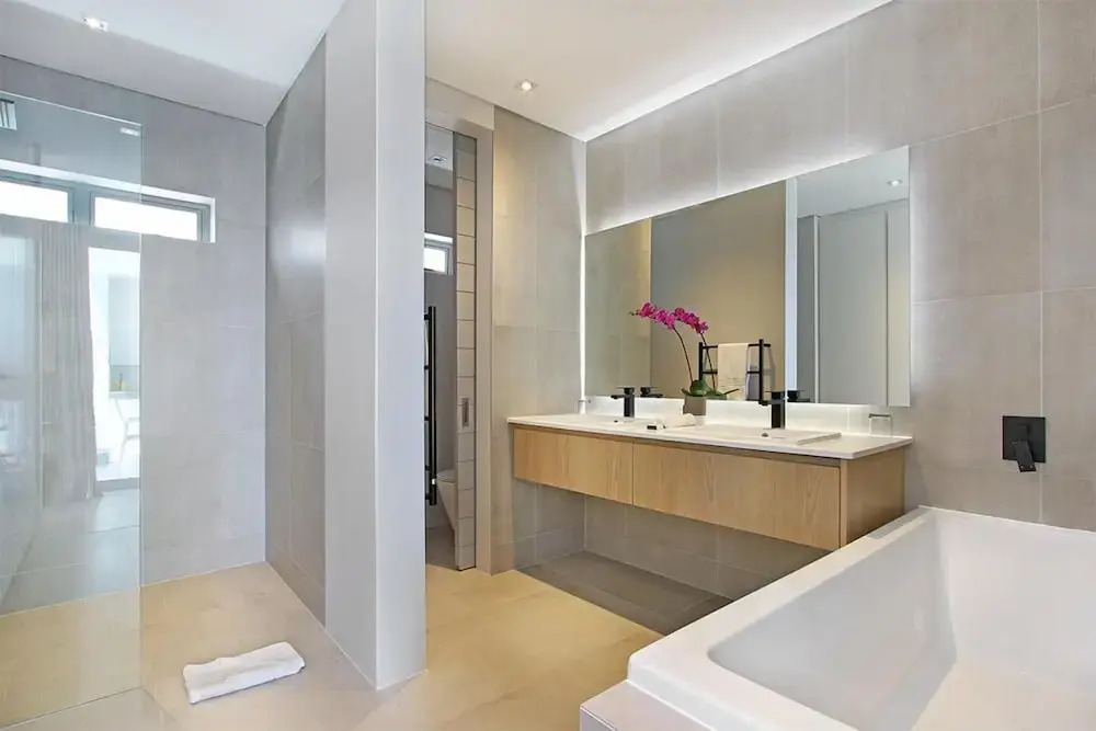 Bright 2bed in Sea Point w Sea Views Helio Haven