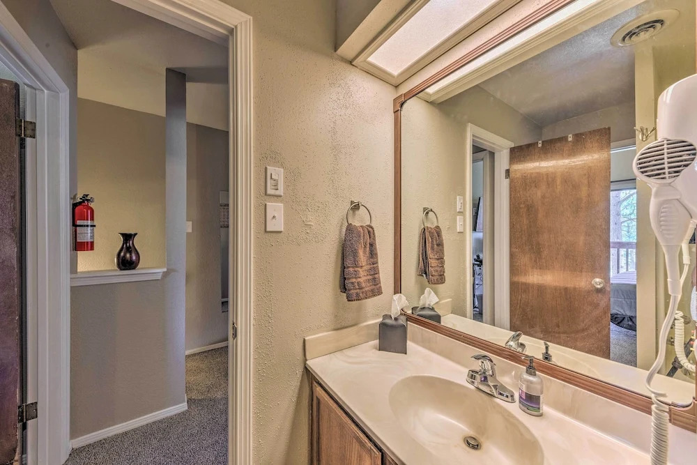 Forested Ruidoso Condo w/ Deck & Fireplace!