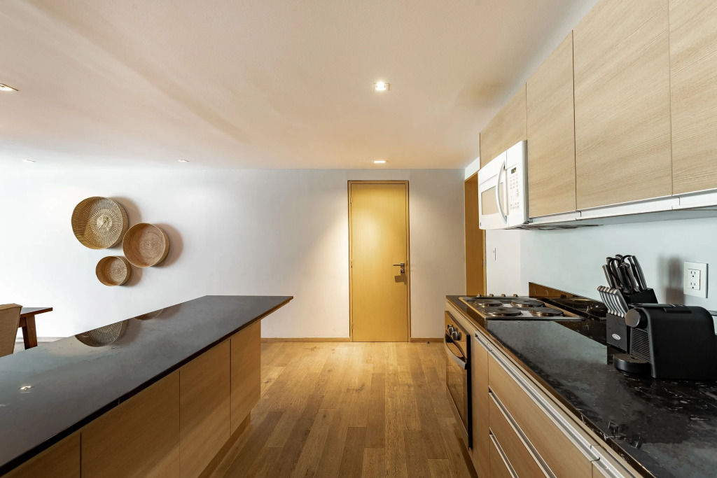 Executive 1BR Oasis With Kitchen & Private Balcony