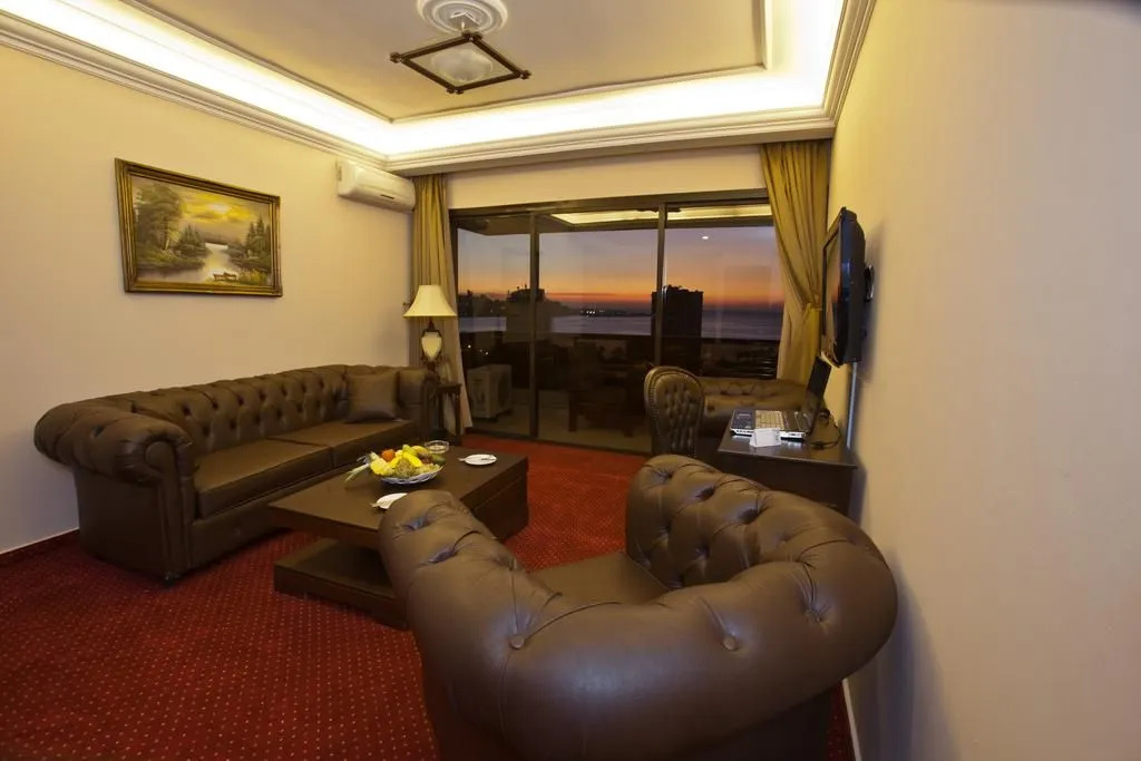Queens Land Hotel
