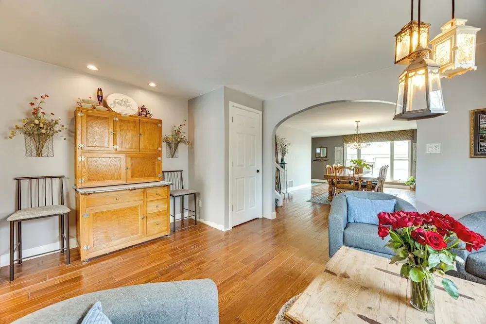 1 Mi to Attractions: Getaway w/ Mtn Views!