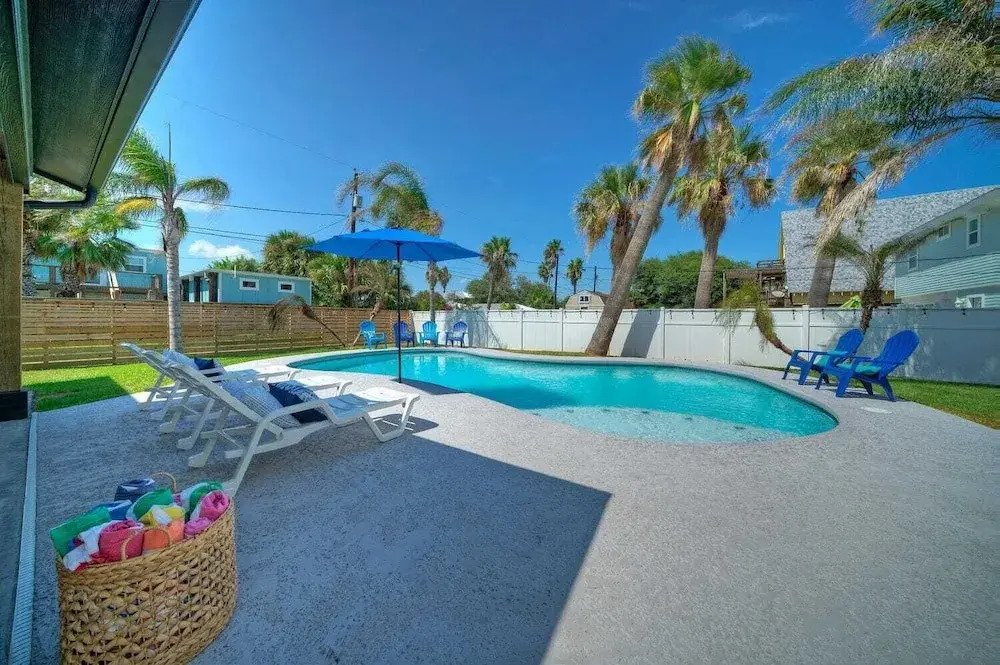 Private Pool, Walk to Beach, 6bdr, Main+guest House Third Sandbar by Avantstay