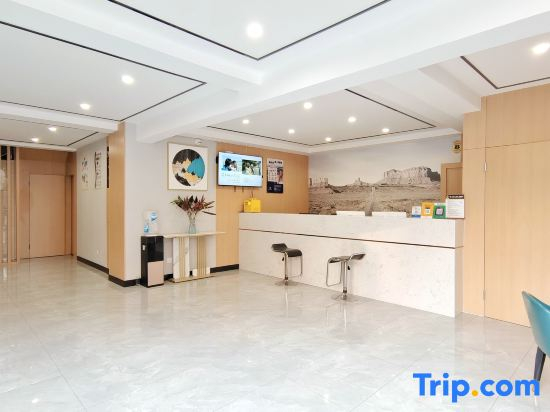 Super 8 Hotel (Hefei Emerald Lake University Town)