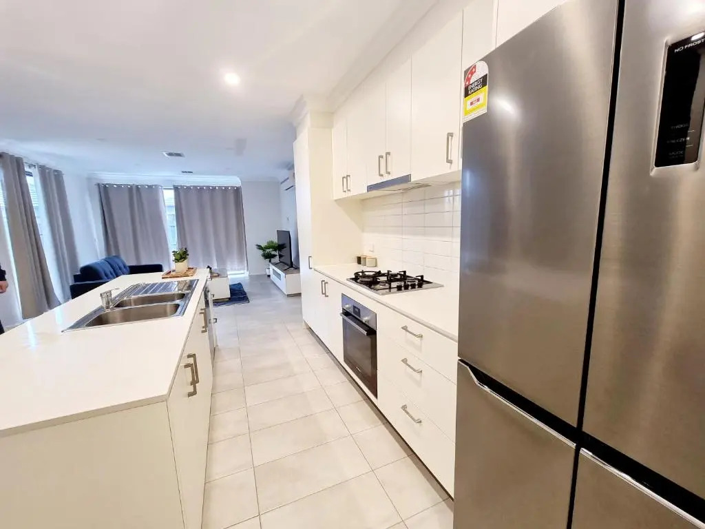 Modern Narre Warren three bedroom townhouse, close to Fountain Gate SC