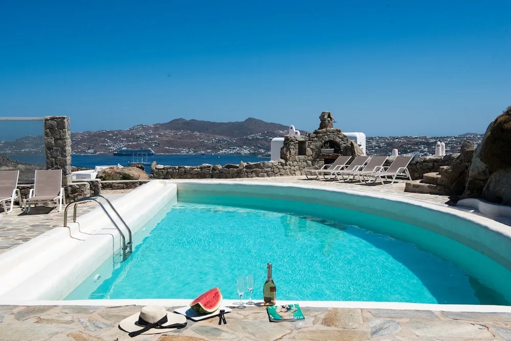 Elegant villa with ocean views & 2 pools