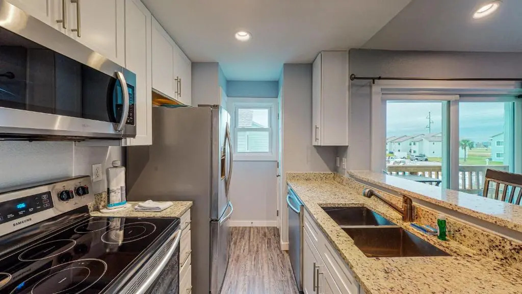 AH-H230 Newly Remodeled Second Floor Condo, Overlooking PoolHot Tub