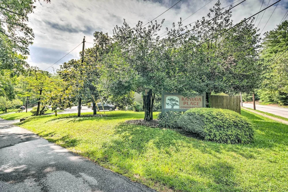 Condo w/ Sunroom, Near Downtown Hendersonville!