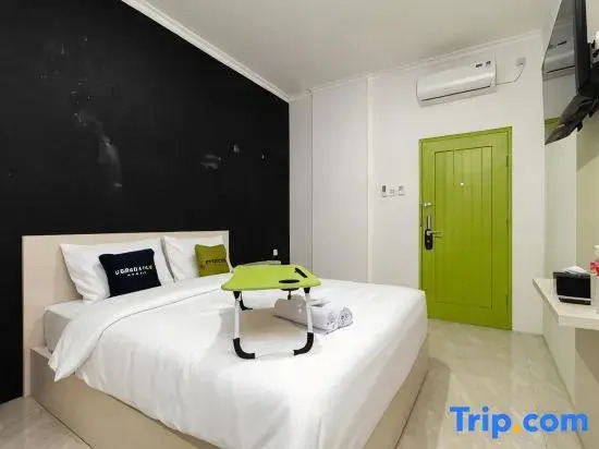 Urbanview Hotel Bizhome Artha Gading Boulevard by RedDoorz