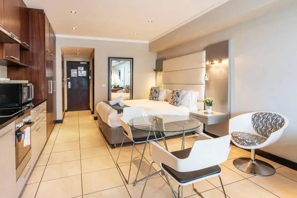 Studio close to CTICC w Fast WIFI & Secure Parking