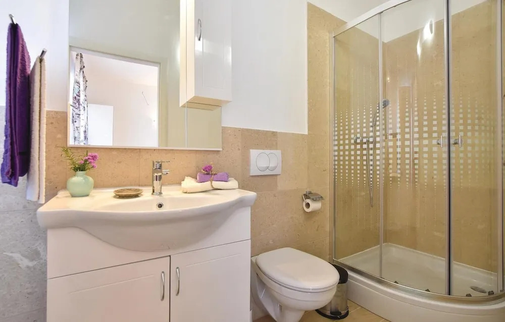 Three-Bedroom Holiday Home In Pucisca