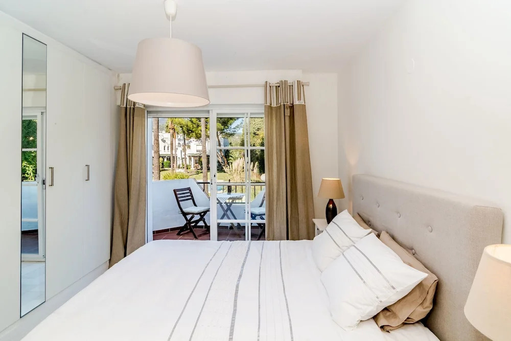 SE-Spacious townhouse in Nueva Andalucia Roomservice