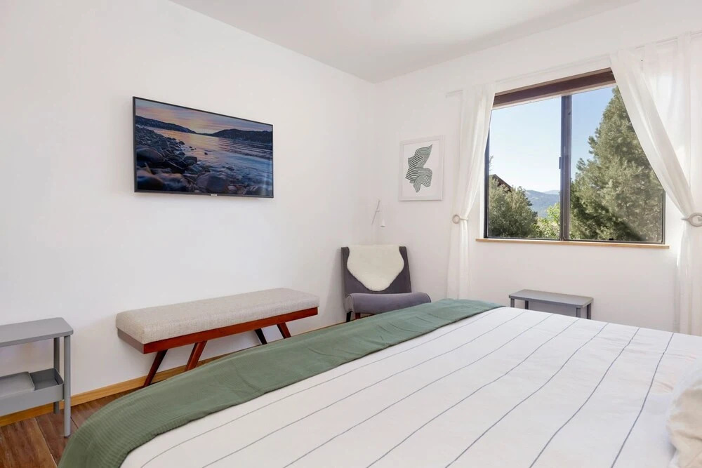 2048-chimney Peak Chalet 4 Bedroom Home by RedAwning